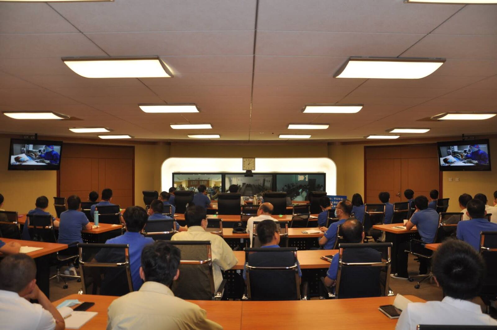 全国人大代表、333体育集团董事长王刚传达全国“两会”精神